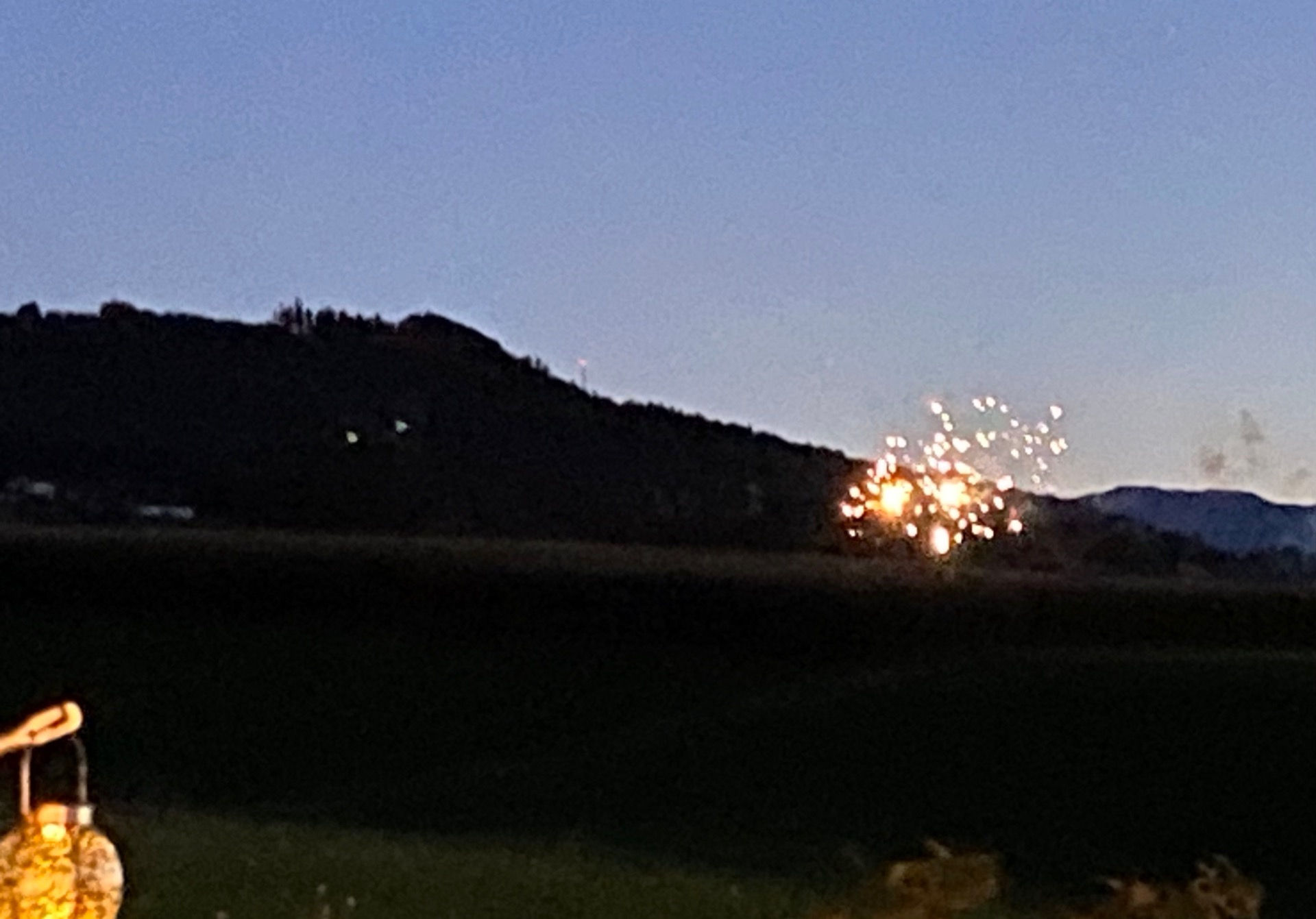 Pünktlich zum Jubiläum lieferte uns unser Nachbar ein Gratis Feuerwerk